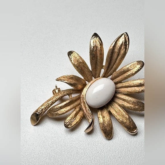 VTG Crown Robert Mandle Brooch Pin Flower Faux Pearl Brushed Gold Tone 0655 P - Picture 11 of 11